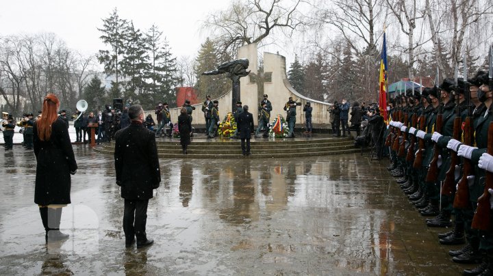 Victimele conflictului armat de pe Nistru au fost comemorate prin depuneri de flori la monumentul "Maica Îndurerată" (FOTOREPORT)