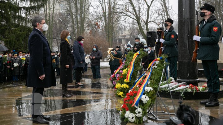 Victimele conflictului armat de pe Nistru au fost comemorate prin depuneri de flori la monumentul "Maica Îndurerată" (FOTOREPORT)