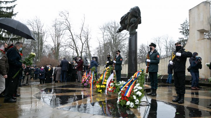 Victimele conflictului armat de pe Nistru au fost comemorate prin depuneri de flori la monumentul "Maica Îndurerată" (FOTOREPORT)