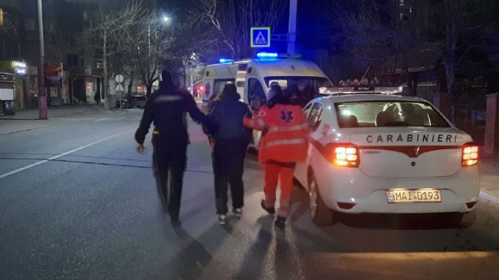 Aflat la sol, în plină stradă la Cahul. Un bărbat, preluat de ambulanță și transportat la spital