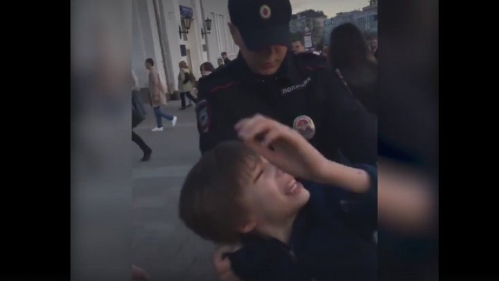 Ministrul ucrainean de externe spune că Putin a arestat copii la Moscova pentru că protestau împotriva războiului