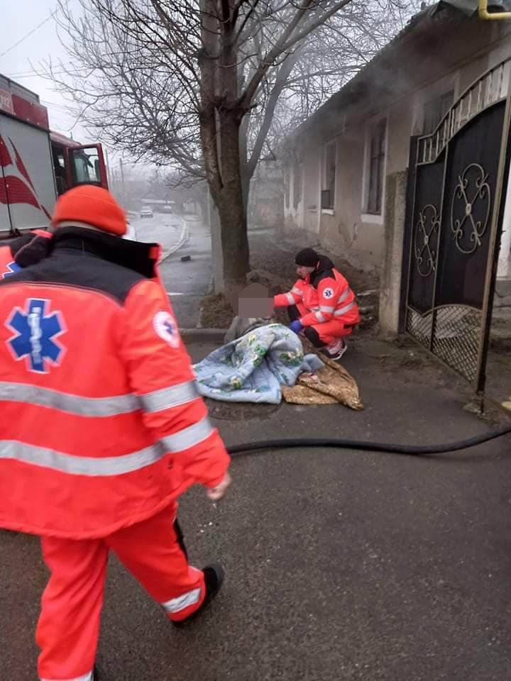 INCENDIU puternic într-o gospodărie din Orhei. O femeie, transportată la spital (FOTO)