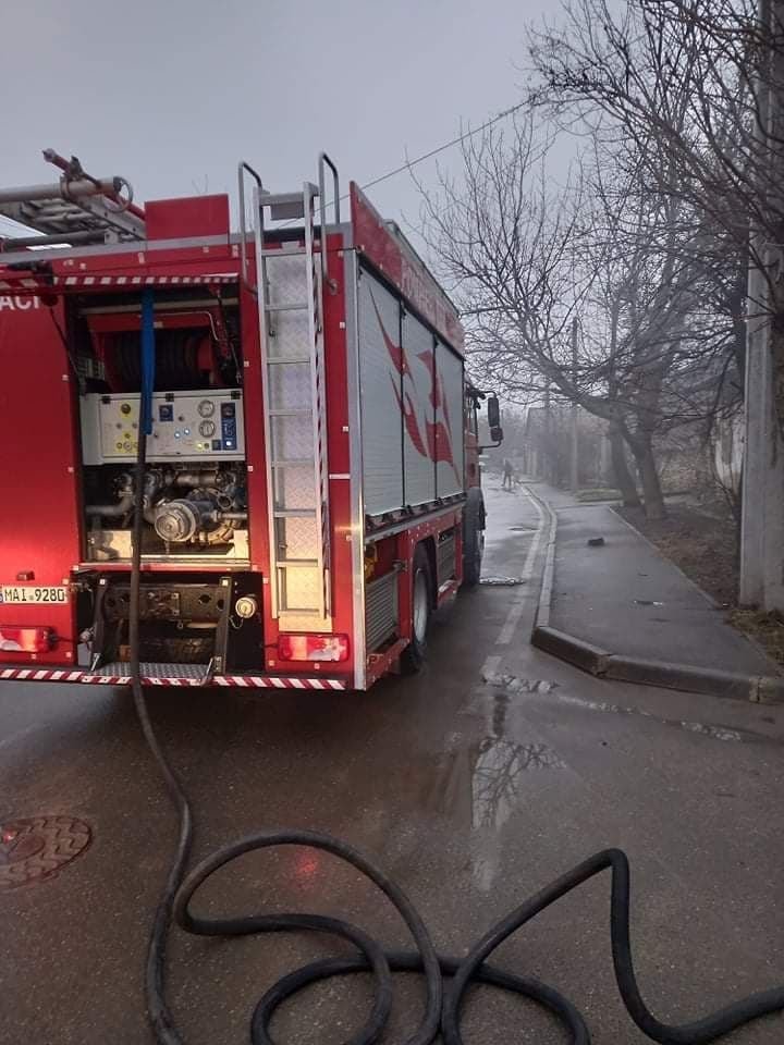 INCENDIU puternic într-o gospodărie din Orhei. O femeie, transportată la spital (FOTO)