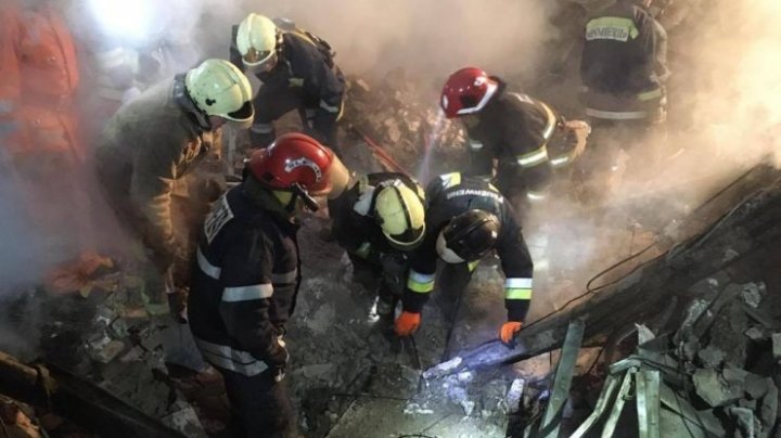 ÎNGROZITOR: O casă din Cahul, distrusă în urma unei explozii. Două persoane au fost scoase de sub dărâmături (FOTO)