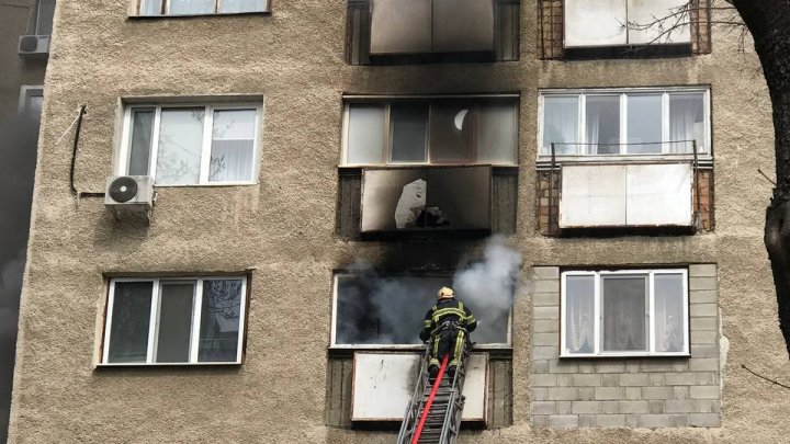 Incendiu puternic în Capitală. Flăcările au cuprins un apartament din sectorul Râșcani (VIDEO)