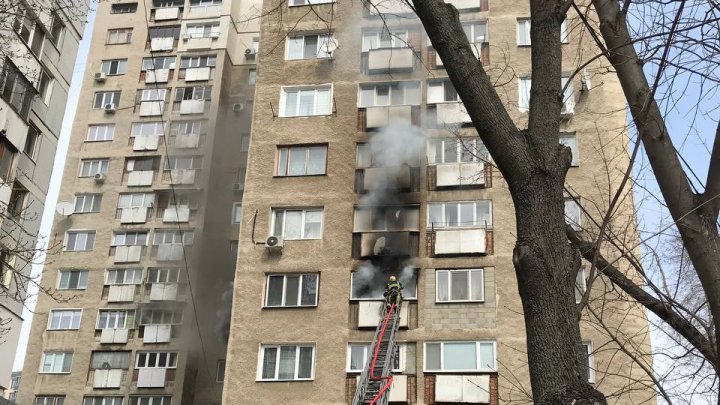 Incendiu puternic în Capitală. Flăcările au cuprins un apartament din sectorul Râșcani (VIDEO)