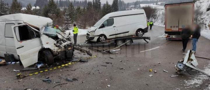 Un microbuz cu 5 moldoveni, implicat într-un accident în România. Sunt victime (FOTO)