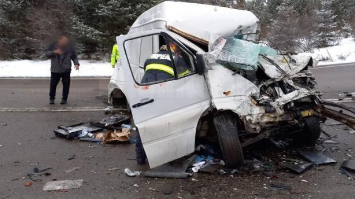 Un microbuz cu 5 moldoveni, implicat într-un accident în România. Sunt victime (FOTO)