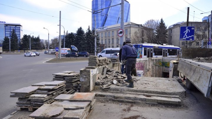 Una dintre cele mai mari treceri subterane din Capitală a intrat în reparaţie (FOTO)