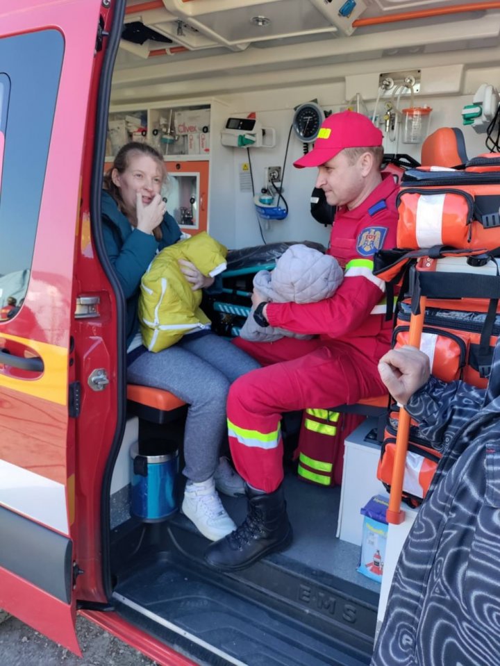 Intervenție SMURD: O mamă refugiată din Ucraina cu doi nou-născuți prematur, transportați în România (FOTO)