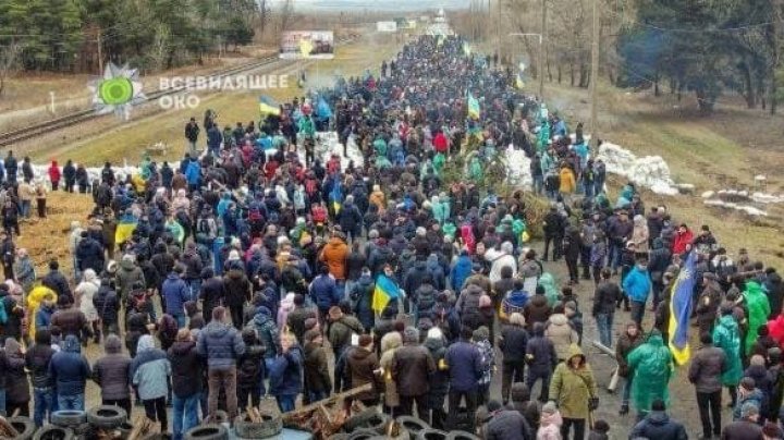 Locuitorii din Enerhodar au făcut baricade din blocuri de beton, dar şi un zid viu în faţa coloanelor militare al Rusiei