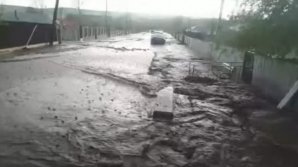 Mașini distruse, acoperișuri smulse de vânt și gospodării lovite de viituri. Vremea rea face ravagii în România