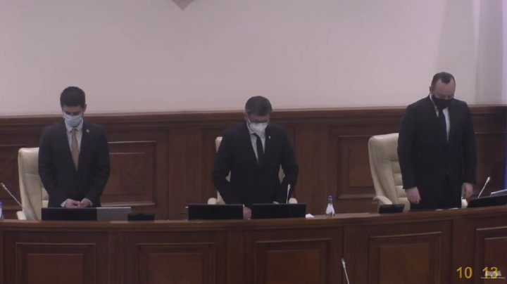 Moment de reculegere în Parlament. Și deputații au comemorat victimele războiului din Ucraina