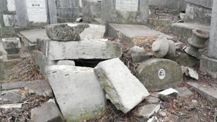 Act de vandalism într-un cimitir din Fălești. Au fost deteriorate mai multe cruci de la morminte 