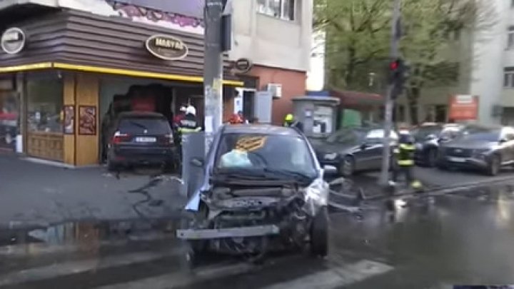 Grav accident la București, fiind implicate patru mașini. Una a intrat într-o patiserie