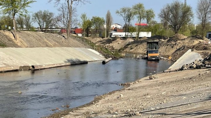 Primăria Chișinău: În zona albiei râului Bâc continuă lucrările de betonare a malurilor (FOTO)