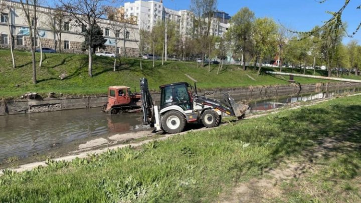 Primăria Chișinău: În zona albiei râului Bâc continuă lucrările de betonare a malurilor (FOTO)