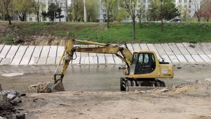 Primăria Chișinău: În zona albiei râului Bâc continuă lucrările de betonare a malurilor (FOTO)