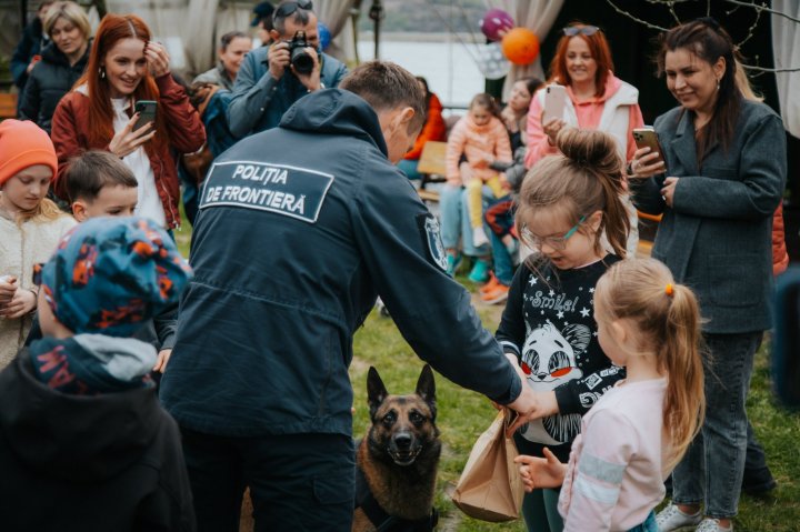 Distracție, zâmbete și dulciuri pentru copiii refugiați în Moldova. Câinele Poliției de Frontieră, Lachi i-a cucerit pe micuți (FOTO)