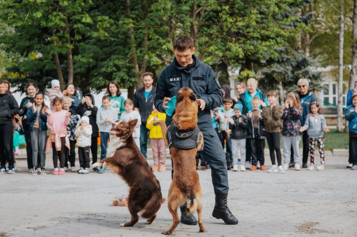 Distracție, zâmbete și dulciuri pentru copiii refugiați în Moldova. Câinele Poliției de Frontieră, Lachi i-a cucerit pe micuți (FOTO)