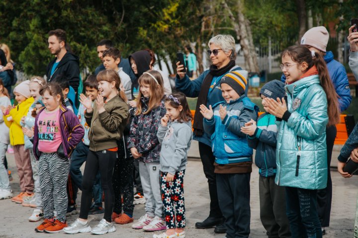 Distracție, zâmbete și dulciuri pentru copiii refugiați în Moldova. Câinele Poliției de Frontieră, Lachi i-a cucerit pe micuți (FOTO)