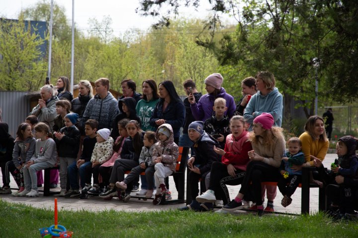 Distracție, zâmbete și dulciuri pentru copiii refugiați în Moldova. Câinele Poliției de Frontieră, Lachi i-a cucerit pe micuți (FOTO)