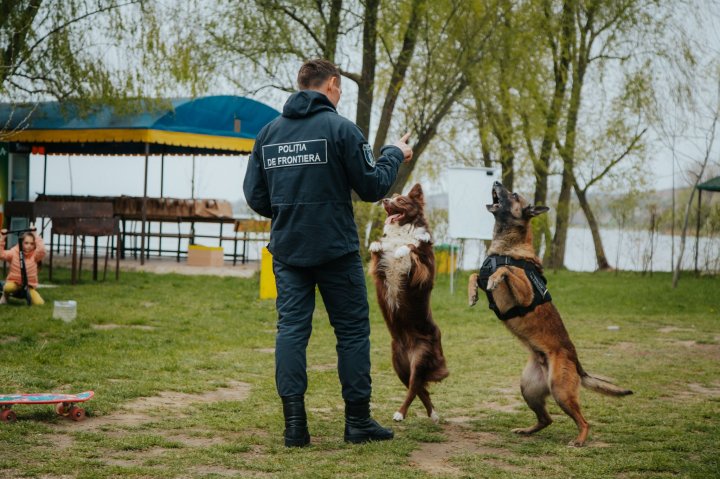 Distracție, zâmbete și dulciuri pentru copiii refugiați în Moldova. Câinele Poliției de Frontieră, Lachi i-a cucerit pe micuți (FOTO)