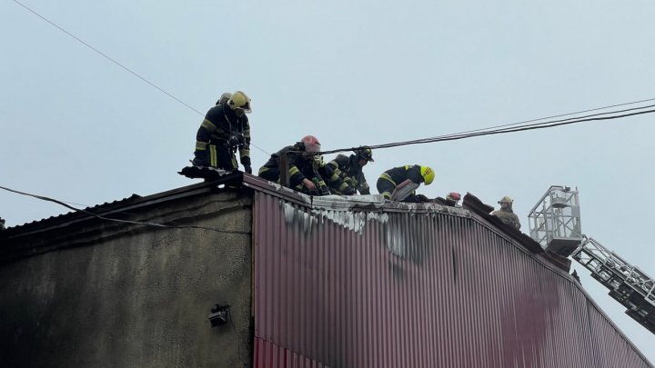 Un depozit din Capitală, în flăcări. Patru echipaje de pompieri au fost îndreptate la fața locului