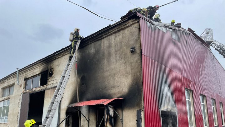 Un depozit din Capitală, în flăcări. Patru echipaje de pompieri au fost îndreptate la fața locului