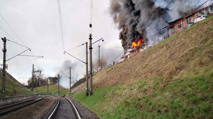 Cinci gări din Ucraina au fost bombardate în interval de o oră. Trenurile vor circula cu întârziere