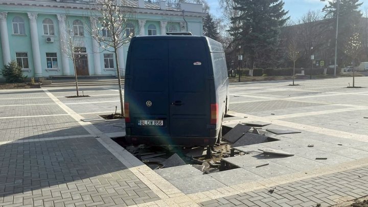 A intrat cu microbuzul în Piața Independenței din Ungheni și a DISTRUS o parte din pavaj și din havuz (FOTO)