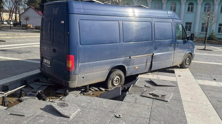 A intrat cu microbuzul în Piața Independenței din Ungheni și a DISTRUS o parte din pavaj și din havuz (FOTO)