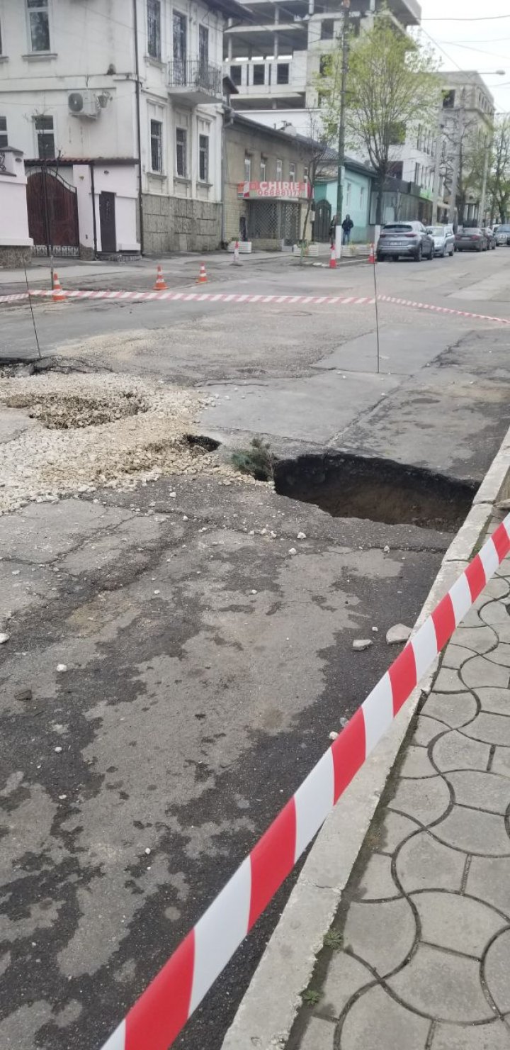 Groapă imensă chiar în mijlocul unei străzi din Capitală. Circulația troleibuzelor, SUSPENDATĂ