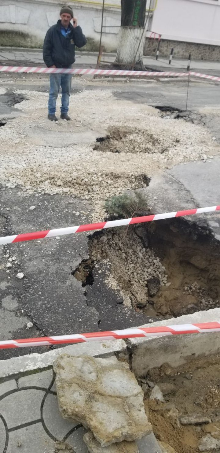 Groapă imensă chiar în mijlocul unei străzi din Capitală. Circulația troleibuzelor, SUSPENDATĂ