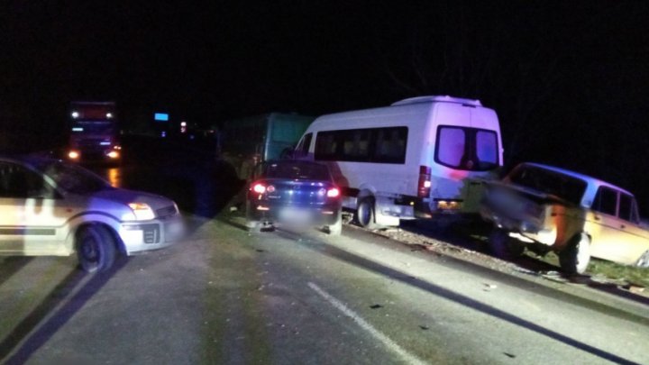 Accident bizar pe un drum din raionul Dondușeni. O șoferiță a accidentat trei mașini (FOTO)