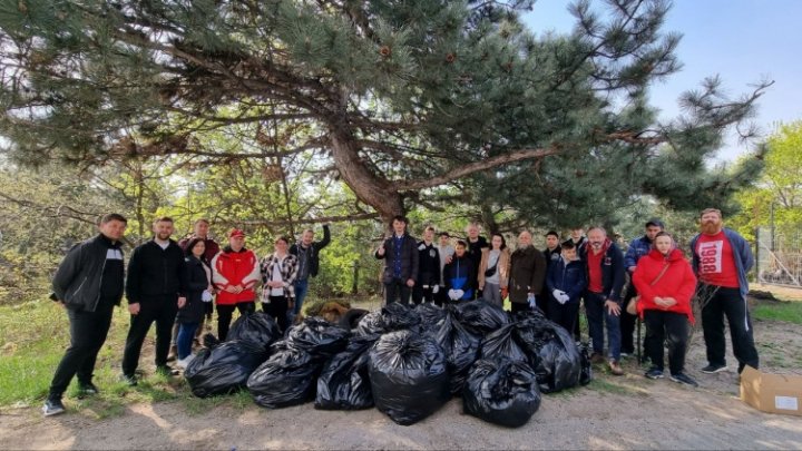 800 de persoane au participat la o acțiune de salubrizare a Capitalei