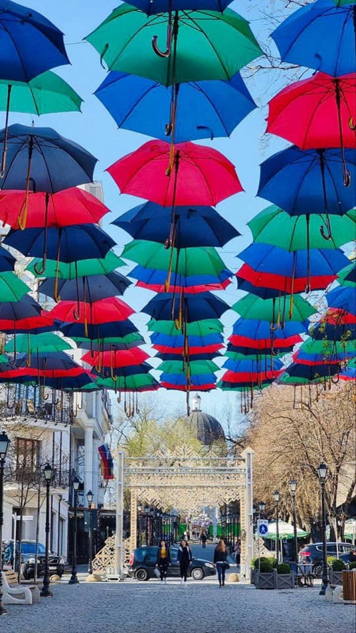 Aleea pietonală de pe strada Eugen Doga din Capitală, decorată cu umbrele de diferite forme și culori (FOTO)