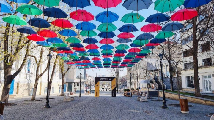 Aleea pietonală de pe strada Eugen Doga din Capitală, decorată cu umbrele de diferite forme și culori (FOTO)