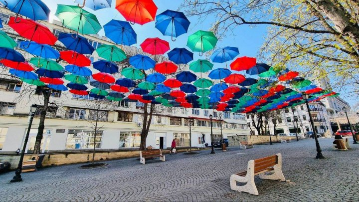 Aleea pietonală de pe strada Eugen Doga din Capitală, decorată cu umbrele de diferite forme și culori (FOTO)