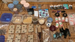 Doi bărbați, reținuți de oamenii legii. Indivizii urmau să primească o cantitate enormă de droguri (VIDEO)