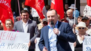 Protest în fața BNM. Membrii şi simpatizanţii PSRM au cerut demisia conducerii Băncii Naționale. Reacția Guvernatorului