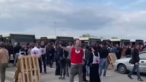 Peste 150 de civili din Azovstal, evacuaţi în Zaporojie: E groaznic să stai într-un subsol umed, când se bombardează simţi cum se clatină tot