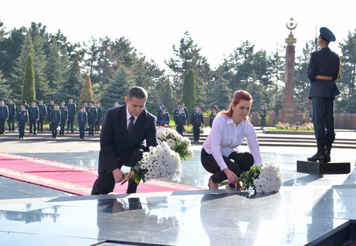 Conducerea ţării și Cabinetul de miniştri au depus flori la Complexul memorial "Eternitate" (VIDEO)