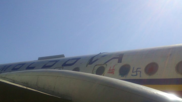 Avionul de la intrarea în Aeroportul Internațional Chișinău, vandalizat. Poliția caută făptașii