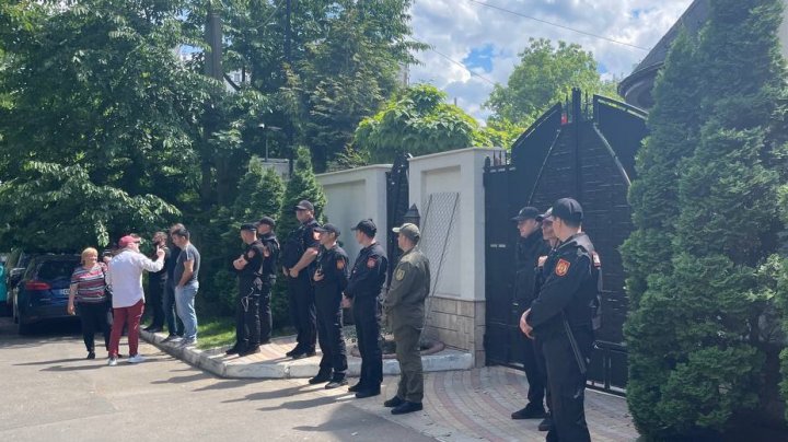 Casa lui Igor Dodon, înconjurată de carabinieri (FOTO)