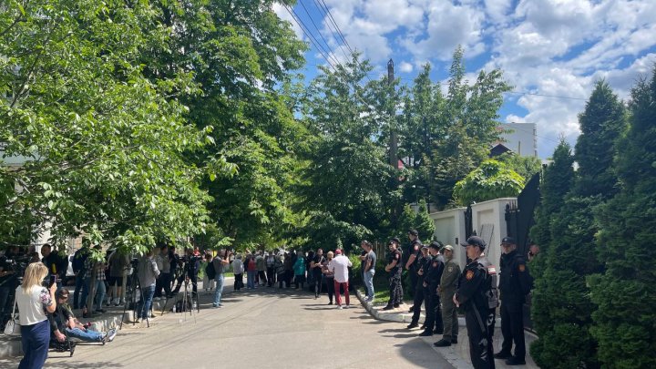 Casa lui Igor Dodon, înconjurată de carabinieri (FOTO)