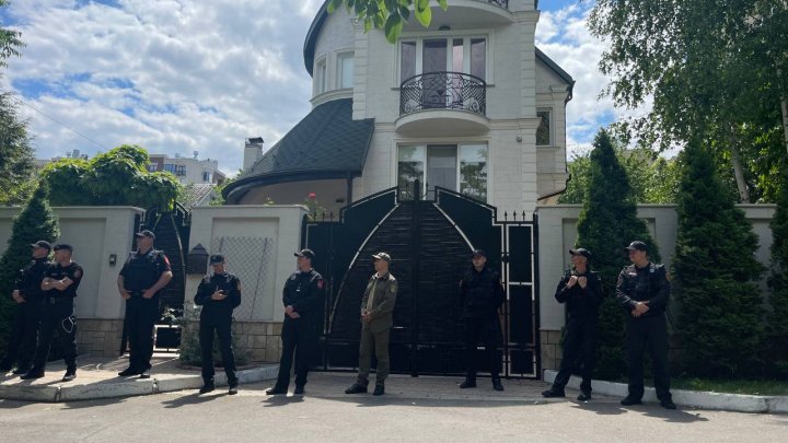 Casa lui Igor Dodon, înconjurată de carabinieri (FOTO)