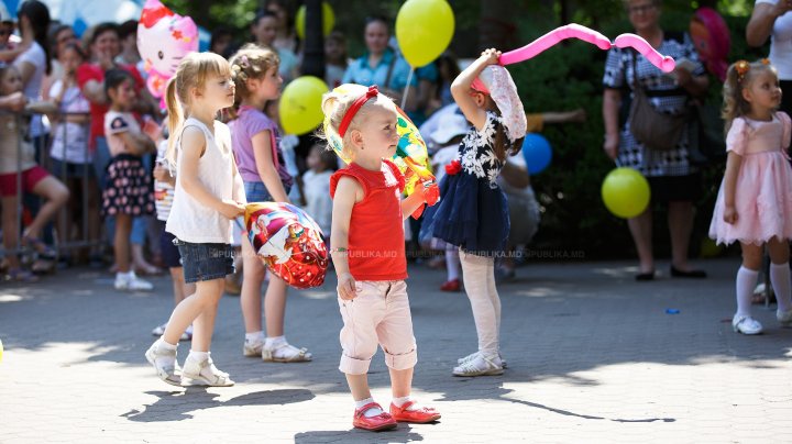 Recital LIVE, spectacol de bule de săpun și atelier cu pietre colorate. Copiii, părinții și bunicii, invitați la Ziua Internațională a Familiei