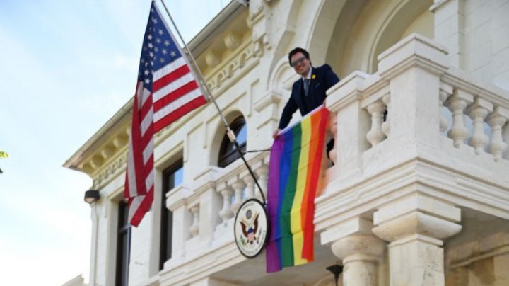 Ambasada Statelor Unite arborează drapelul LGBT pentru a marca Ziua internațională împotriva homofobiei, bifobiei și transfobiei