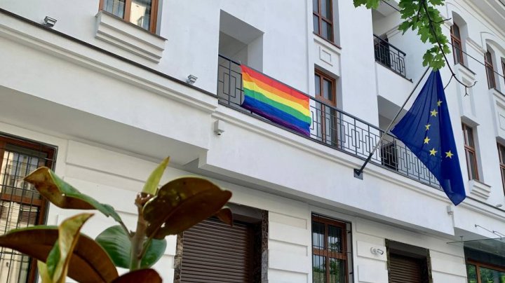 Ambasada Statelor Unite arborează drapelul LGBT pentru a marca Ziua internațională împotriva homofobiei, bifobiei și transfobiei